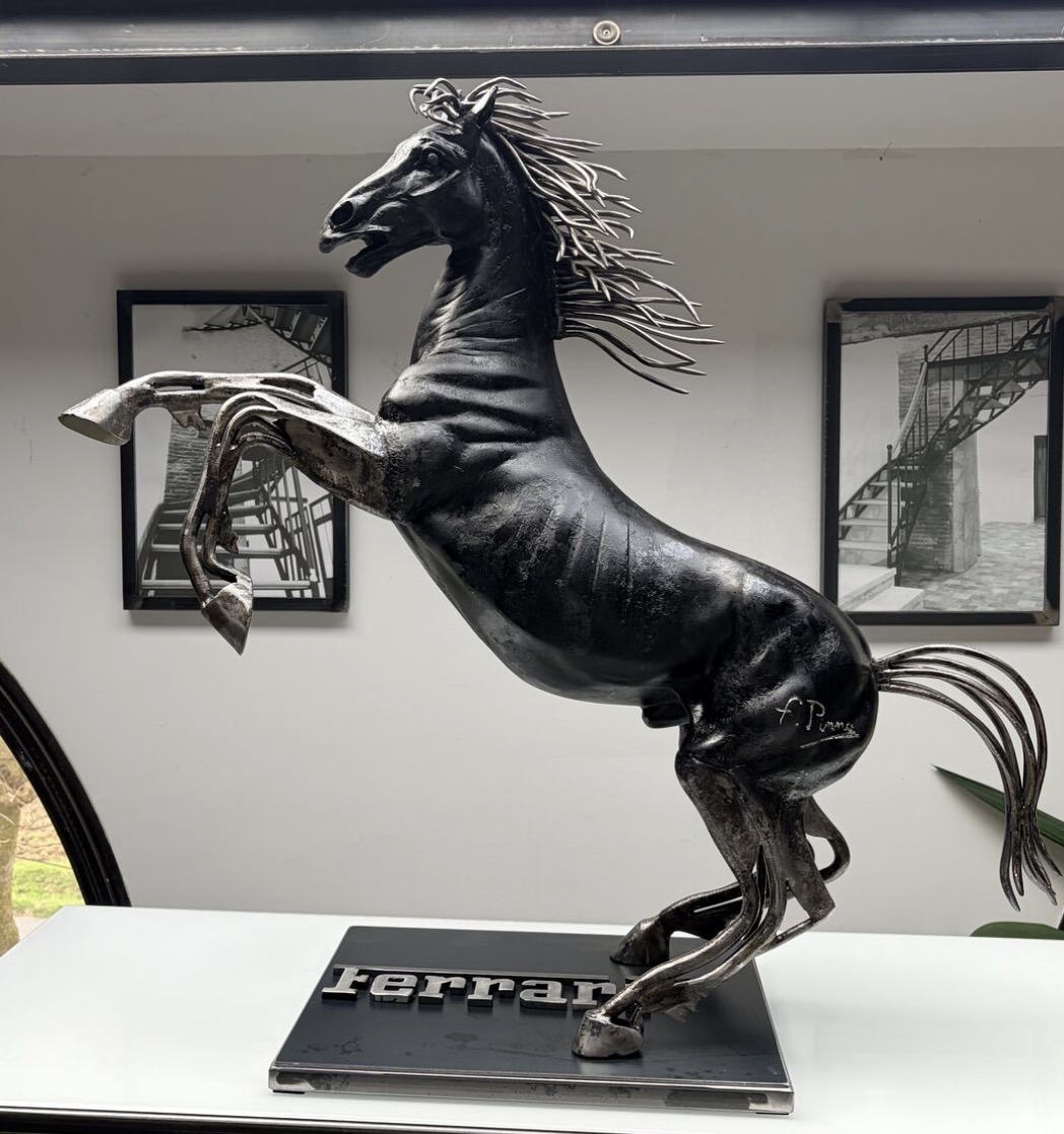 L'Indomptable — sculpture de cheval cabré en fer, hommage au cheval Ferrari