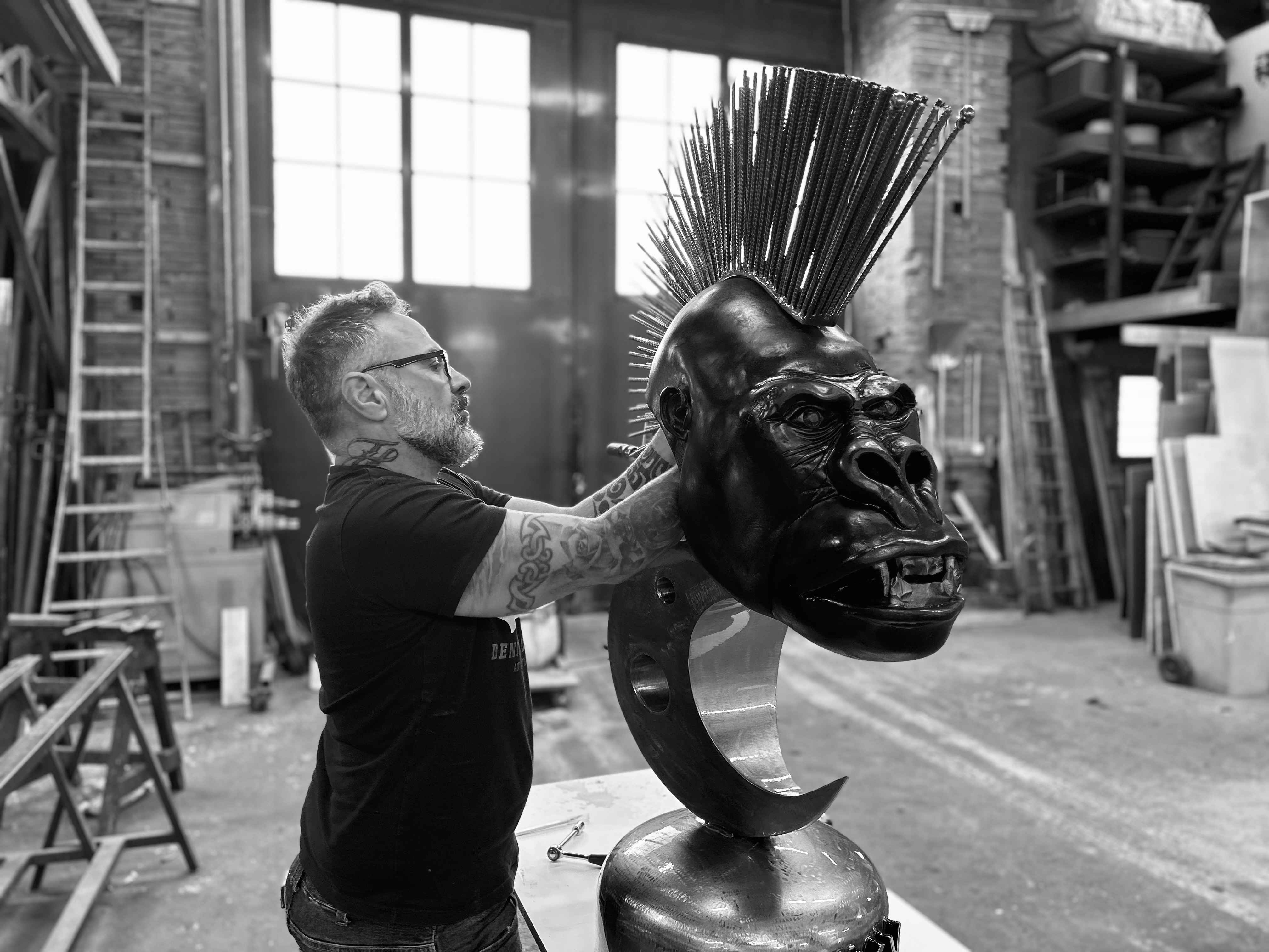 The King — sculpture représentant un roi couronné, cigare en bouche